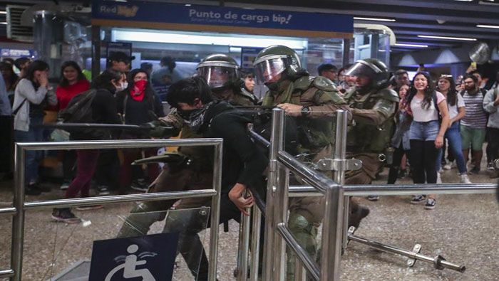 Cierran estaciones del metro de Santiago de Chile ante protestas