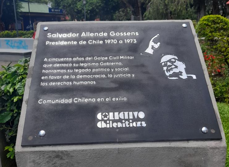 Chilenos en Costa Rica develan tarja homenaje a Salvador Allende