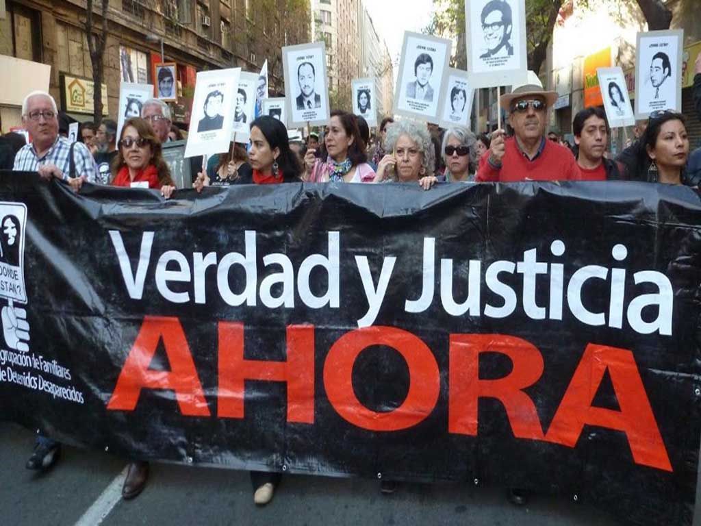 Con tradicional romería, chilenos honran a víctimas de la dictadura
