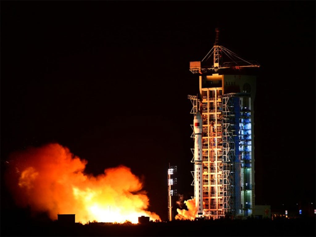 China envía nueva misión tripulada a su estación espacial