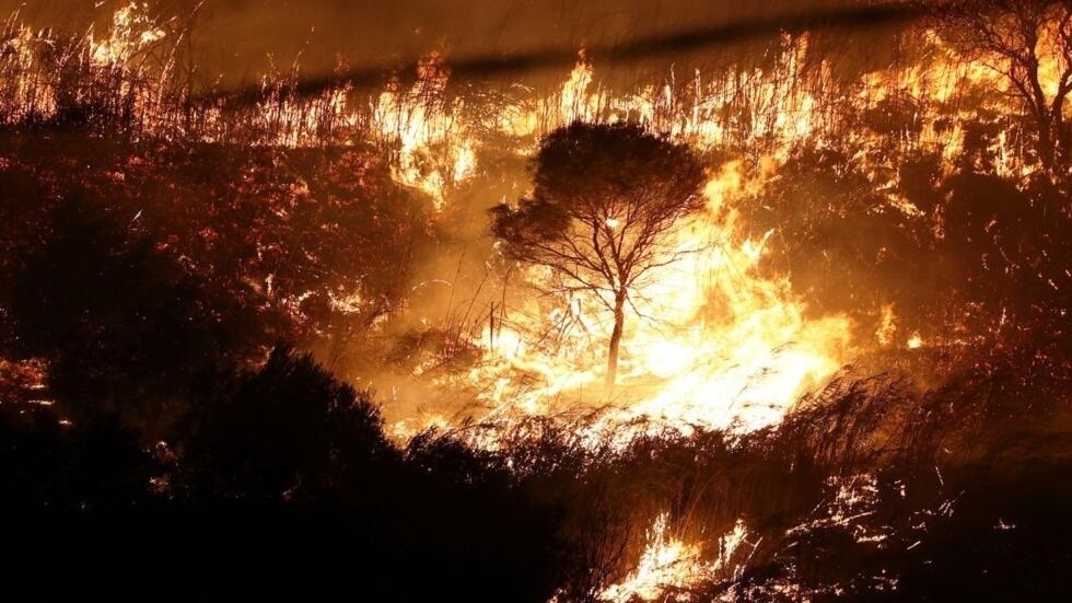 Incendios avanzan en isla italiana de Sicilia y causan dos muertes