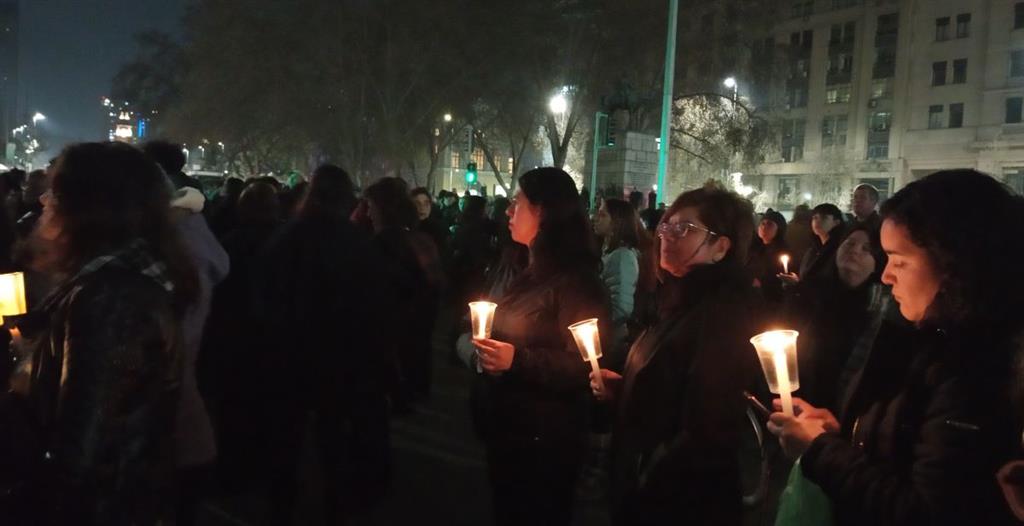 Mujeres de luto piden justicia para víctimas de la dictadura en Chile
