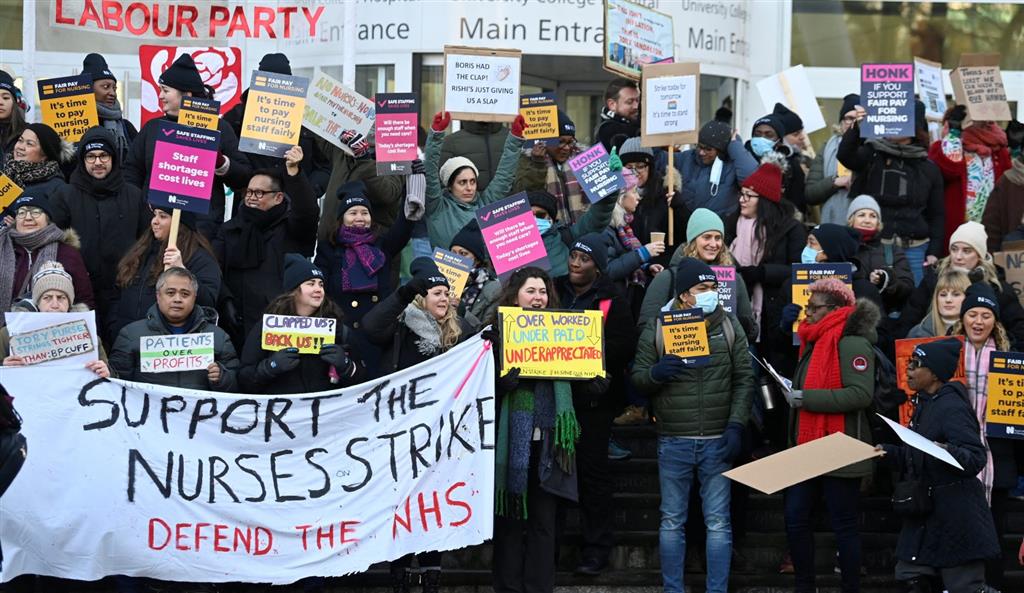 Personal hospitalario de Reino Unido en huelga por mejores salarios
