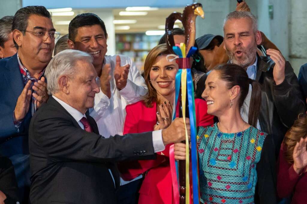 El presidente de México entrega bastón de mando de la ‘Cuarta Transformación’ a Claudia Sheinbaum