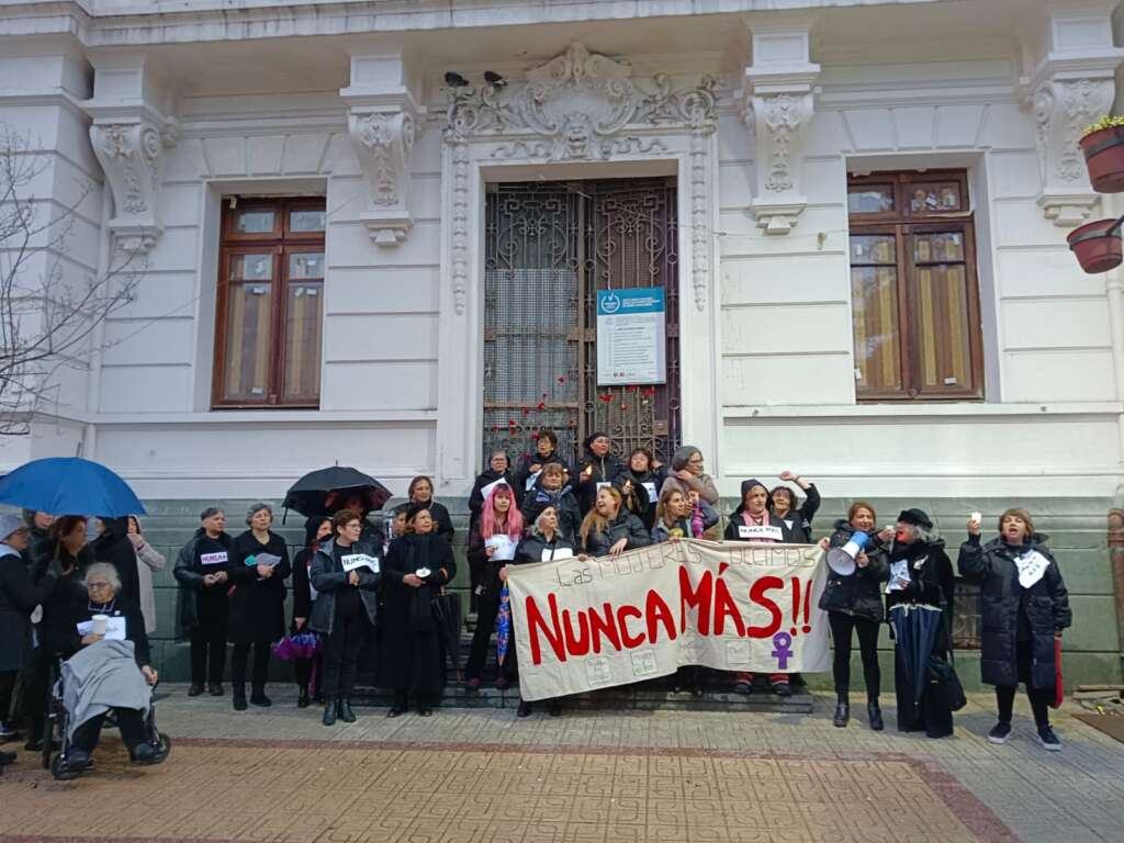 Mujeres realizaron velatón frente a ex cuartel de la CNI en Talca