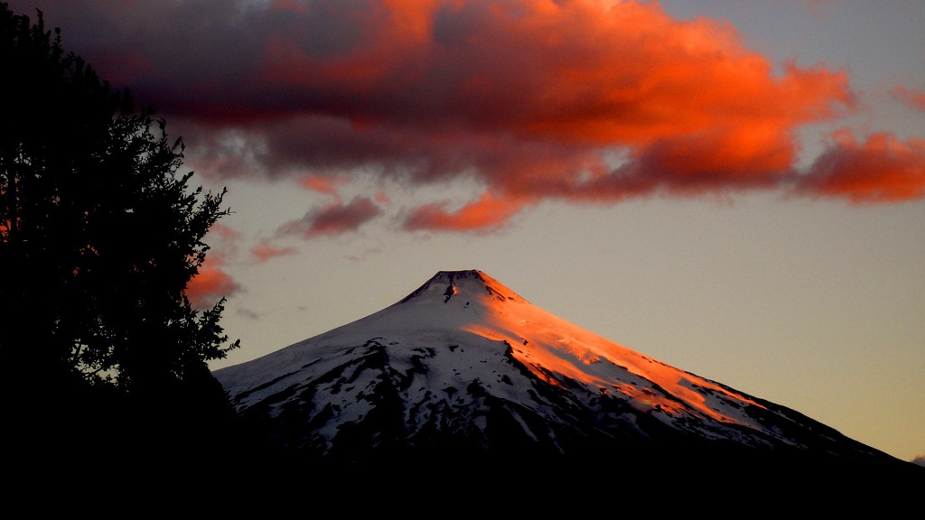 Mantienen la alerta naranja por volcán Villarrica en Chile