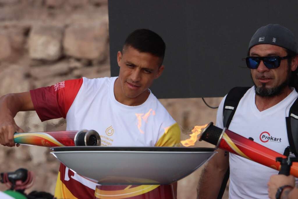 Futbolista Alexis Sánchez portó el fuego panamericano en Chile