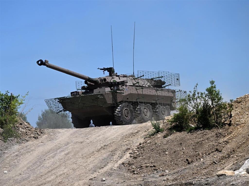 Francia anuncia que entregará material militar a Armenia