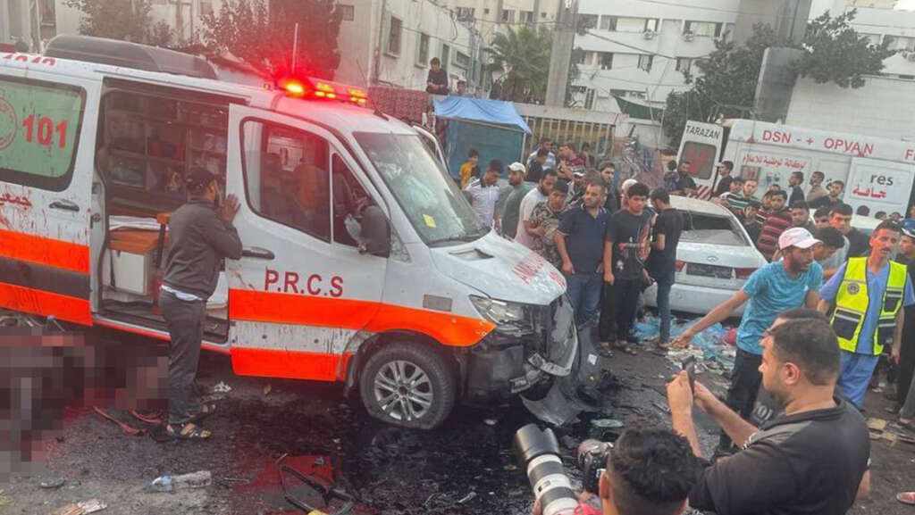 Israel ataca entrada de un hospital con ambulancias que transportaban heridos en la Franja de Gaza