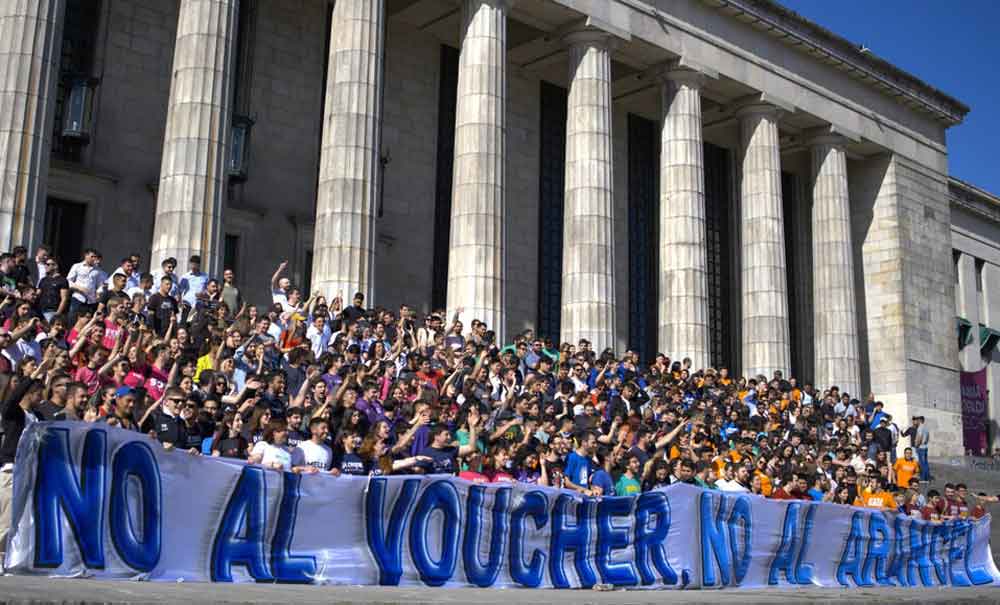 Realizarán vigilias en defensa de educación pública en Argentina