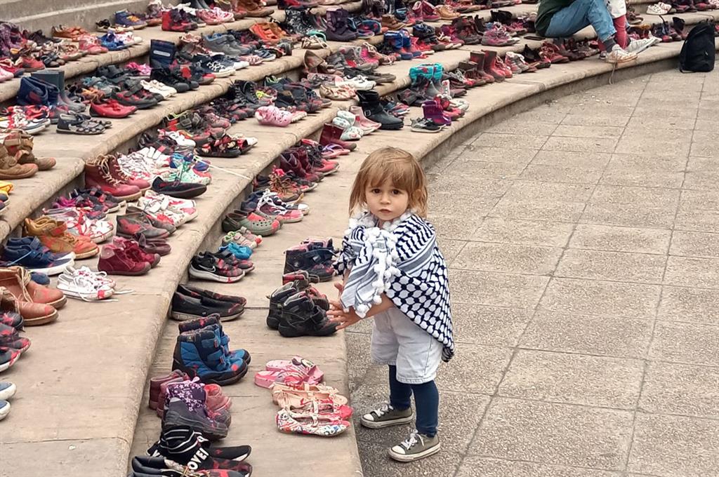 Zapatos ante La Moneda para rechazar asesinato de niños palestinos