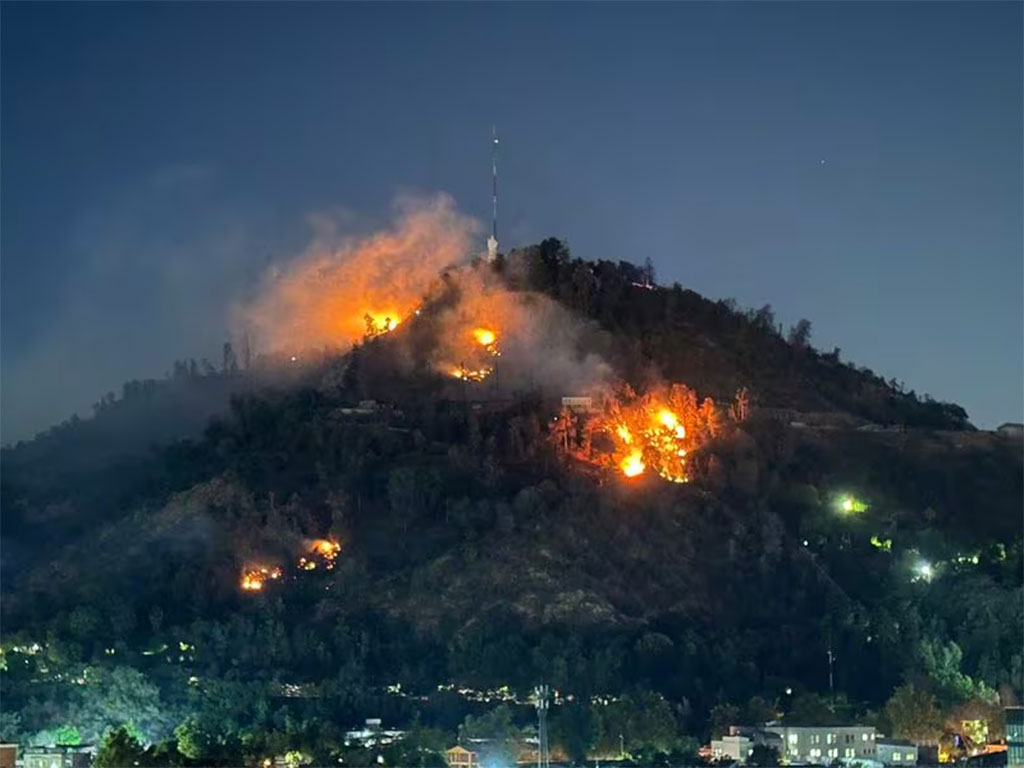 Incendio forestal en Cerro San Cristóbal de la capital chilena