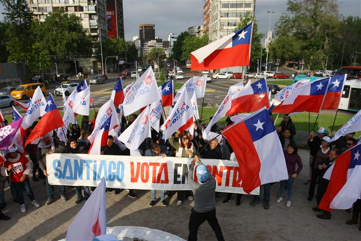 Comandos arrecian campaña para plebiscito en Chile