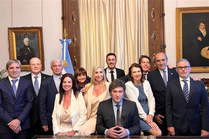 Presidente argentino celebra primera reunión de su gabinete
