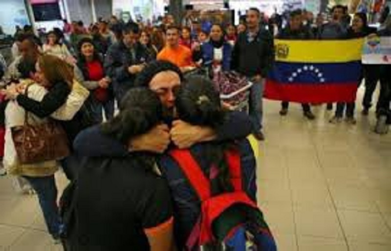 Canciller de Venezuela anunció repatriación de connacionales de Chile