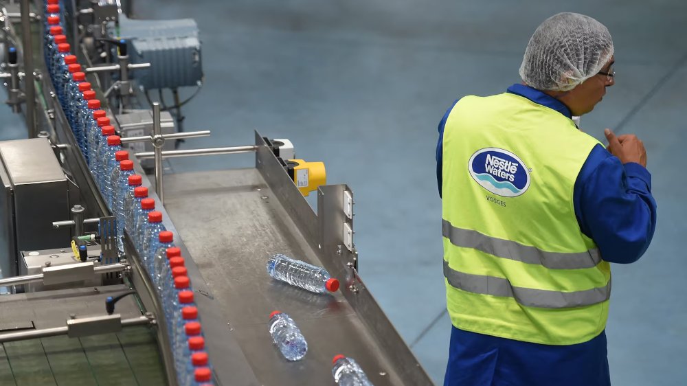 Empresas de Francia filtraron ilegalmente agua mineral contaminada