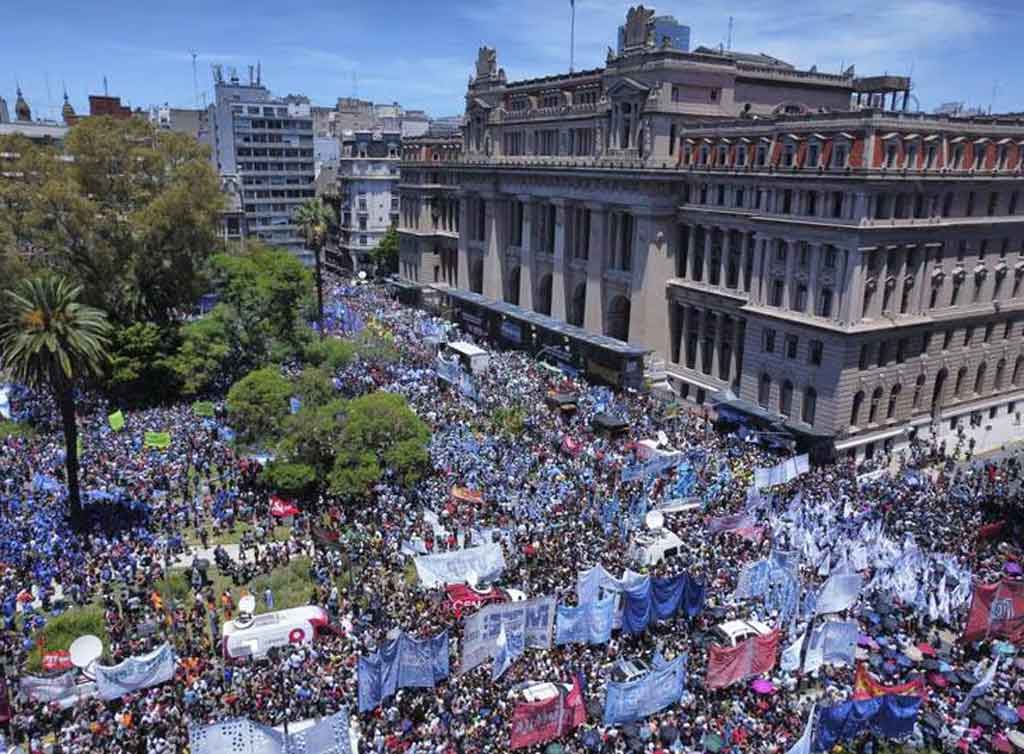 Choques entre manifestantes y uniformados en afueras del Congreso de Argentina en medio del debate por la ‘Ley Ómnibus’
