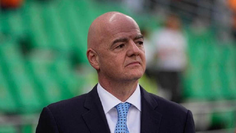 Presidente de FIFA pide pérdida para equipos con aficionados racistas