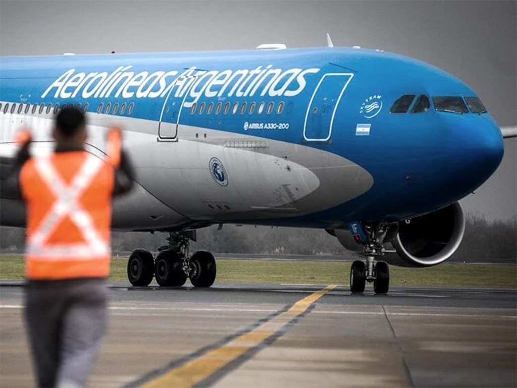 Trabajadores del sector aeronáutico realizan paro en Argentina