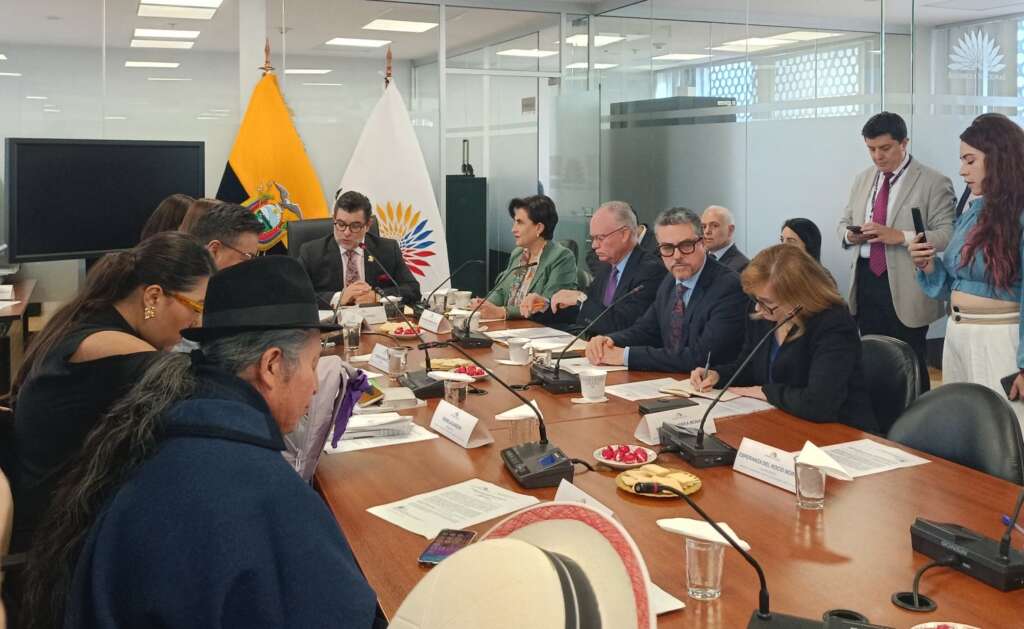 Ecuador confirma decisión de no enviar armamento ruso a EEUU