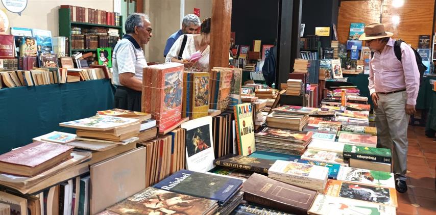 Variadas ofertas en la edición numero 28 de Feria del Libro Usado de Santiago de Chile