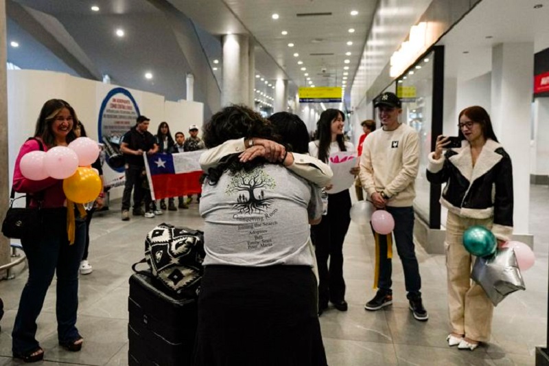 Chilenos adoptados en dictadura se reencuentran con sus familias