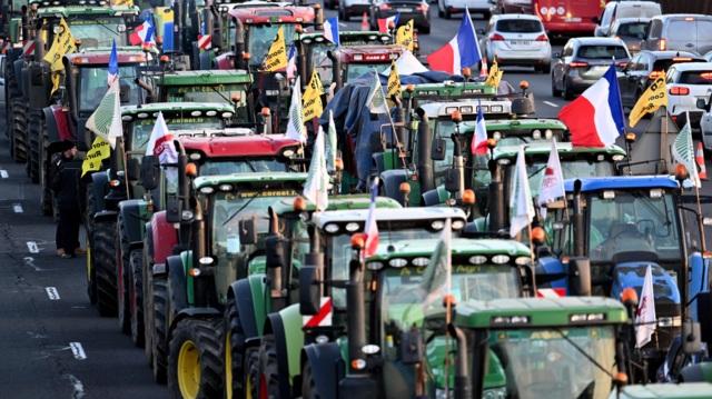 Agricultores del Reino Unido realizan marcha frente a parlamento
