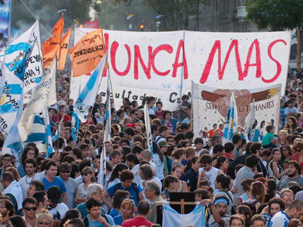 Centenares de miles de argentinos rinden tributo a víctimas de dictadura y fustigan a régimen de Milei