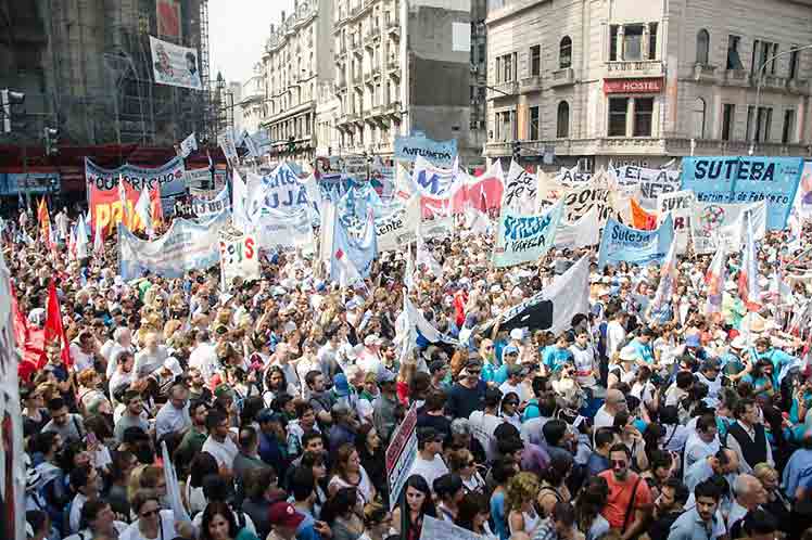 Realizan acción en apoyo a hospitales universitarios en Argentina