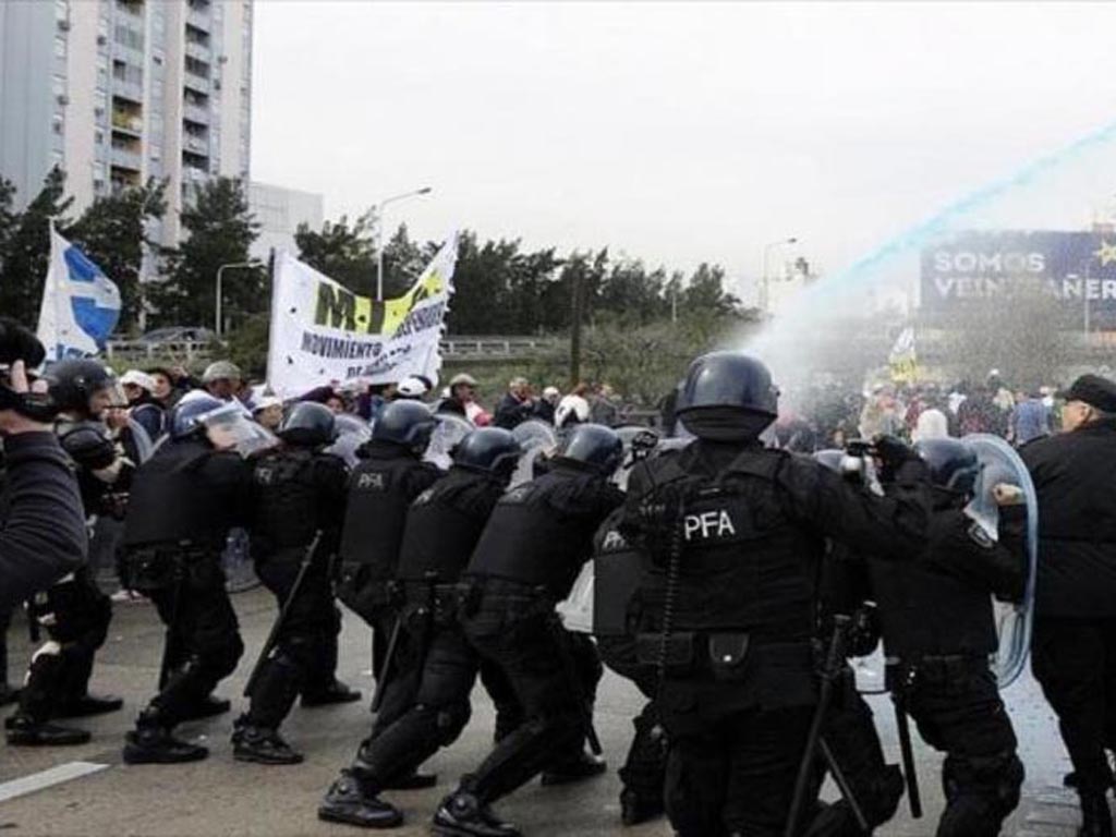 La policía argentina arremetió en contra de docentes y jubilados