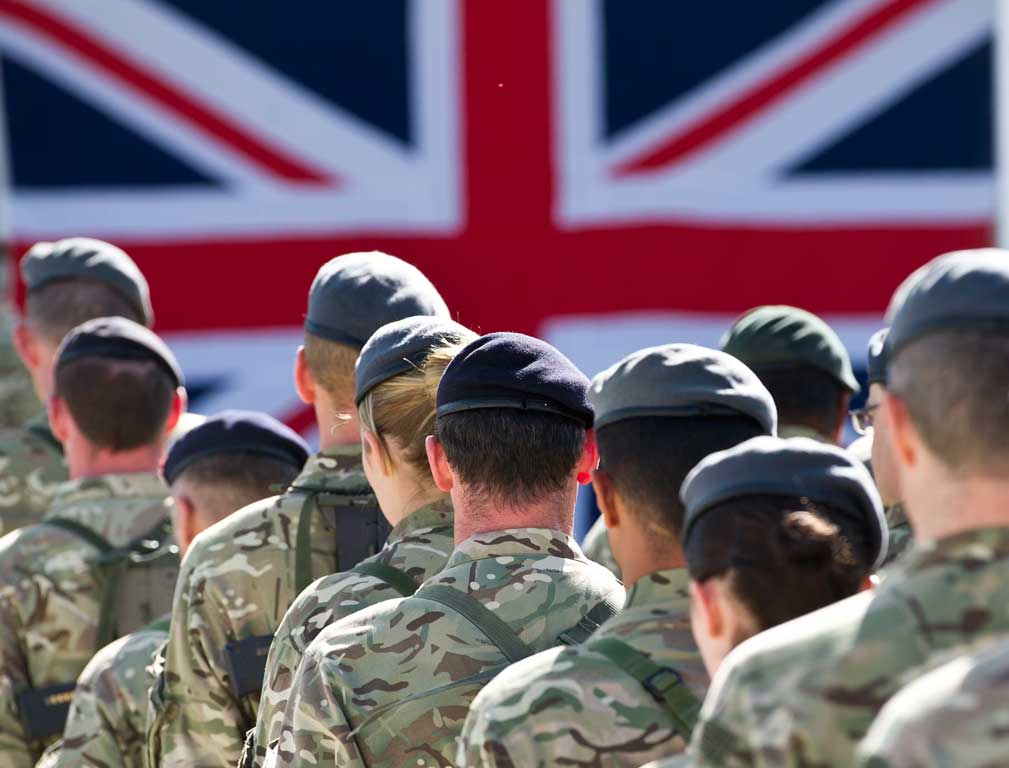 Denuncian militarización británica en medio de recortes sociales