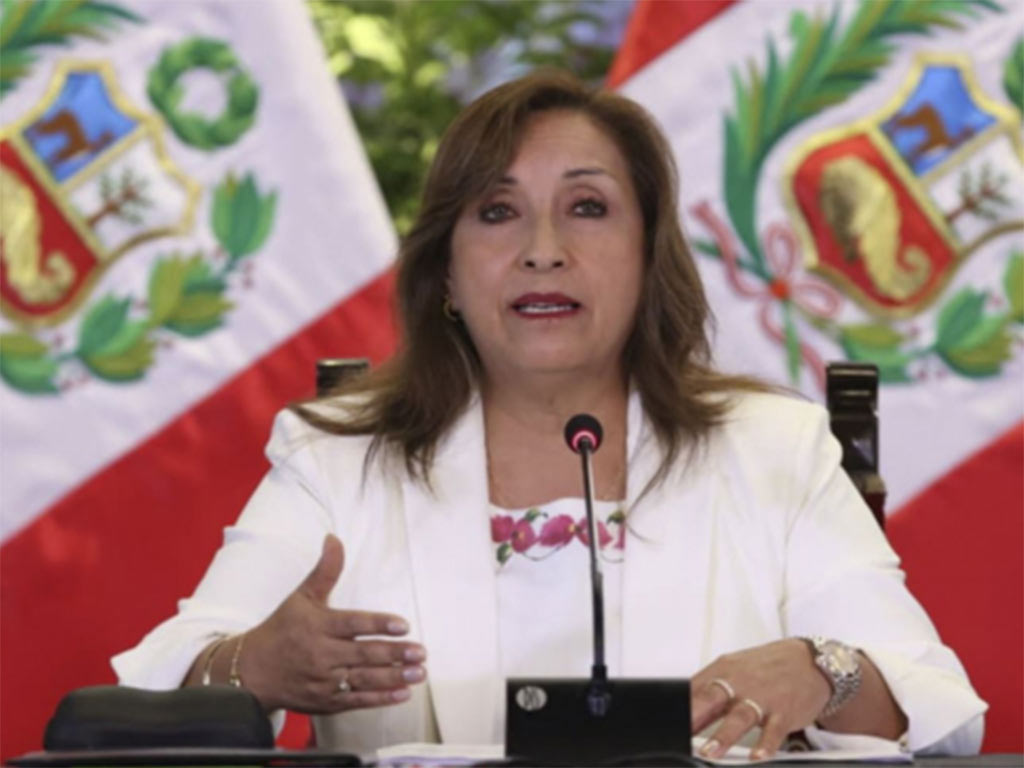 Perú: Boluarte afirma que seguirá gobernando pese a graves problemas